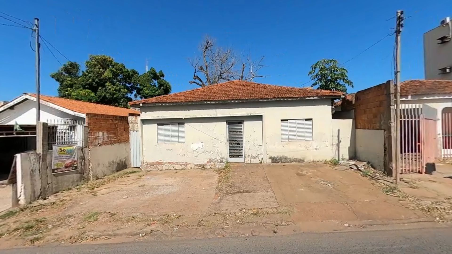 001 - imóveis comerciais / imóvel com 307,38m² - r. nhambiquaras, b. santa helena - cuiabá/mt
